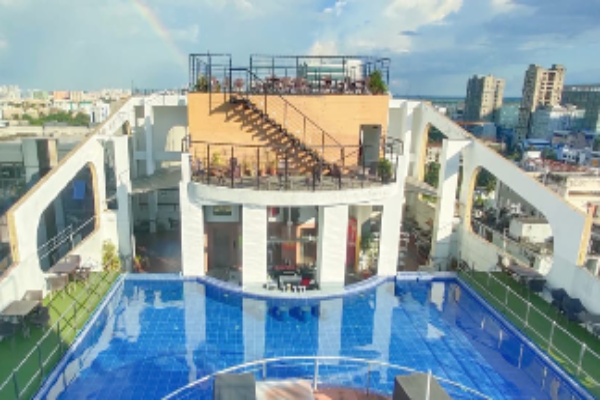 Liqua Rooftop Poolside Bar